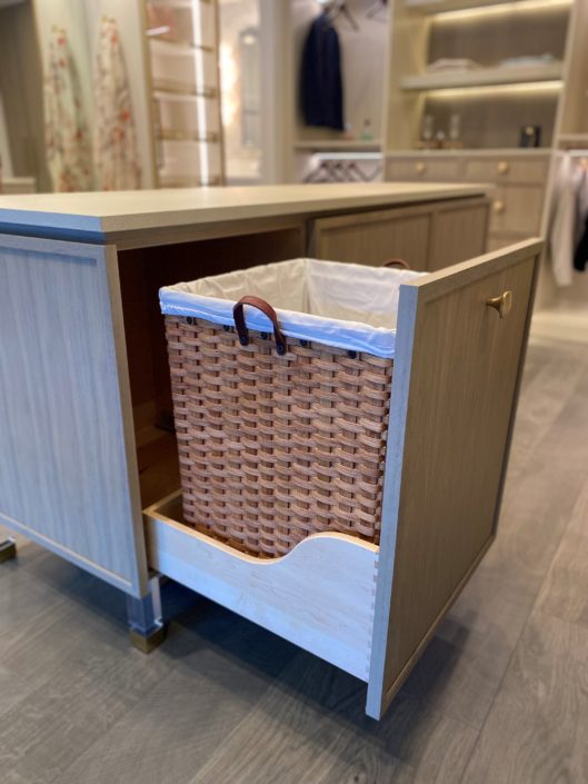 A basket in the middle of a kitchen island.